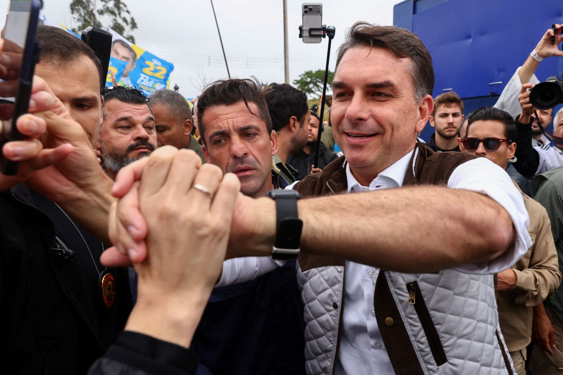 Flávio diz que Brasil manterá “internet livre” e que governará para quem “fez o L”