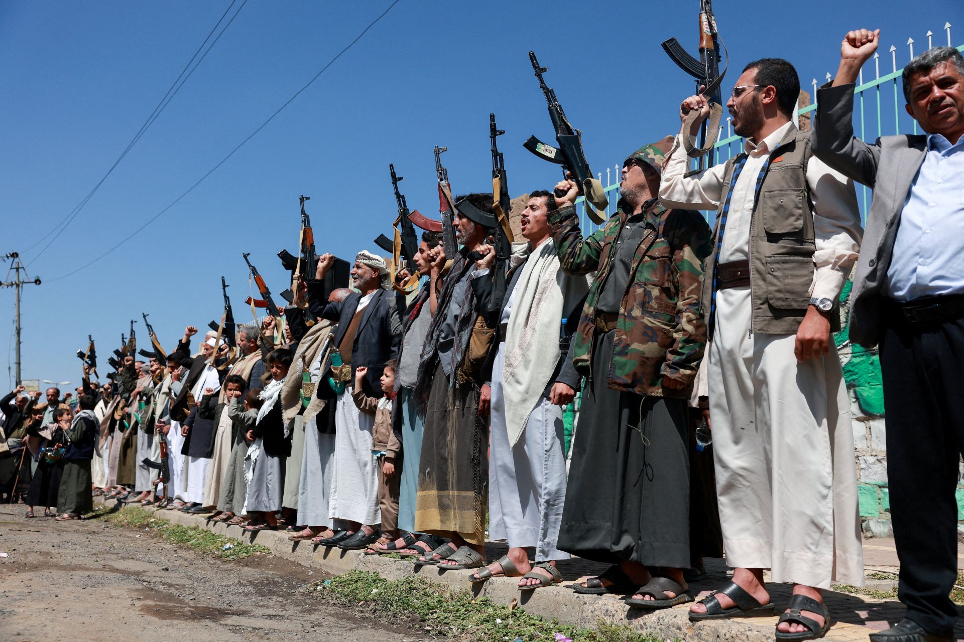 Ataques houthis matam três no aeroporto de Riad, intensificando guerra no Iêmen
