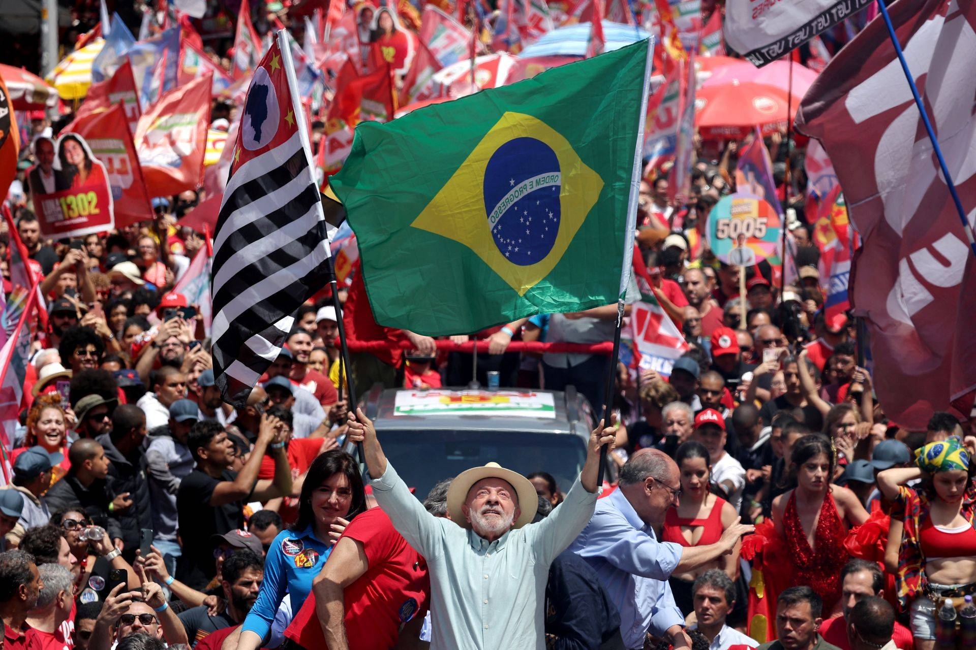 Lula encerra campanha em São Paulo e diz que disputa é entre democracia e barbárie