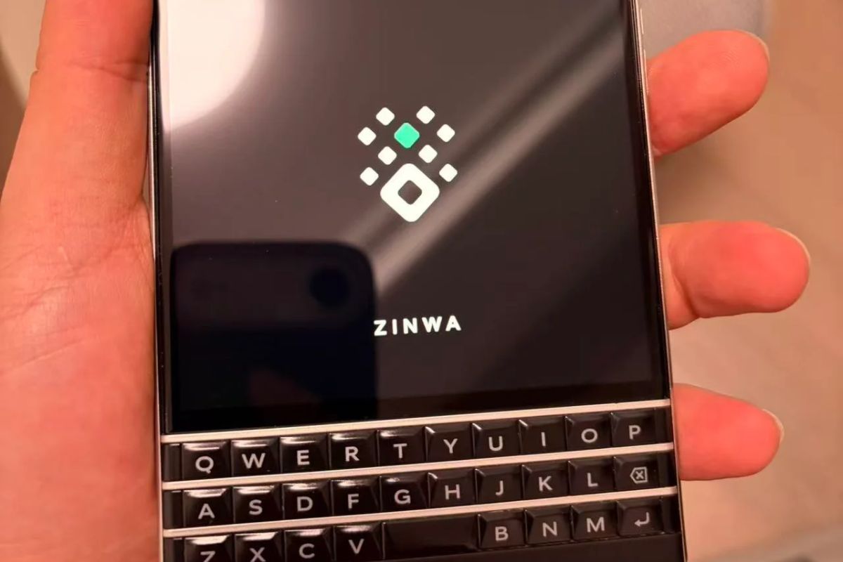 Celular BlackBerry volta com tela touch e sistema atualizado; veja quanto custa