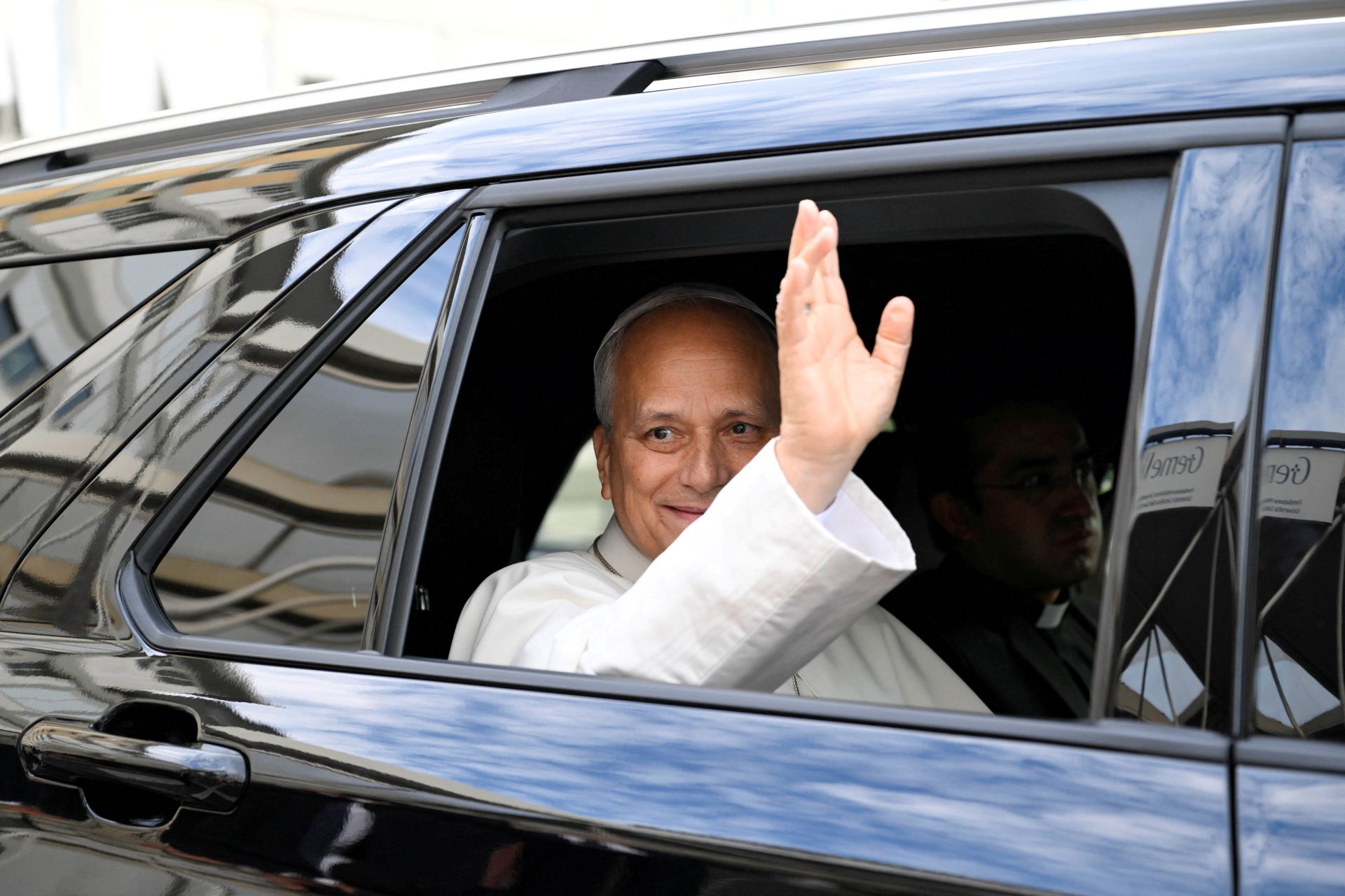Papa Leão XIV retorna ao Vaticano após cirurgia de câncer de pulmão