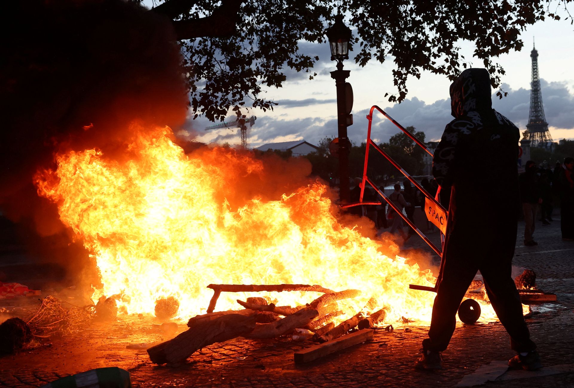 Manifestantes confrontam polícia na França e mais de 270 são presos