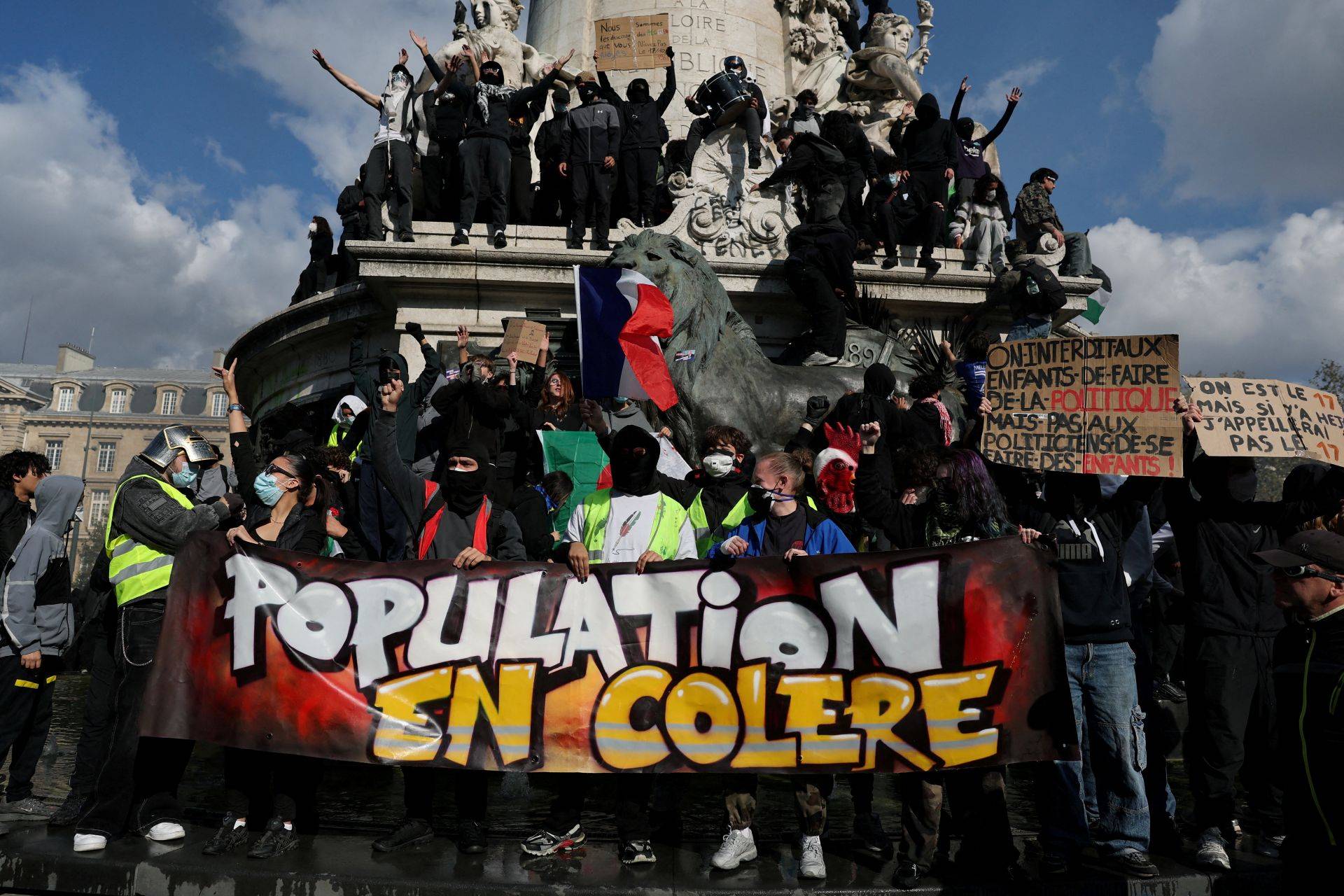 Títulos da França caem após distúrbios aumentarem pressão sobre o governo
