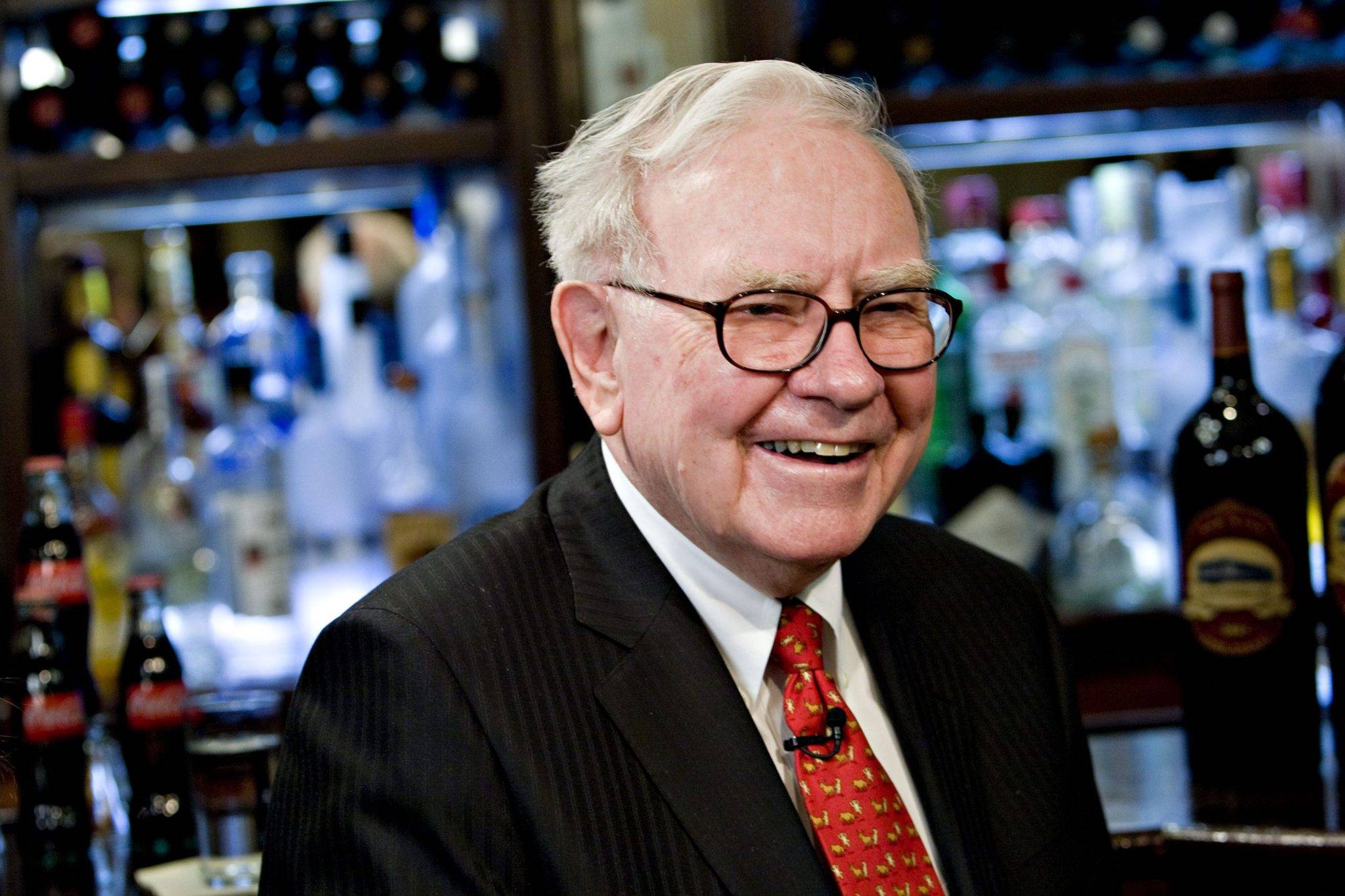 A nova rotina de Warren Buffett: YouTube, bridge e reality shows do Uzbequistão
