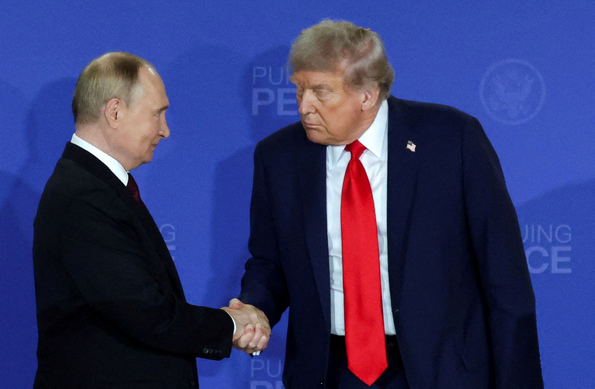 Trump suspende sanções à Rússia e tarifas sobre energia antes de lei vigorar