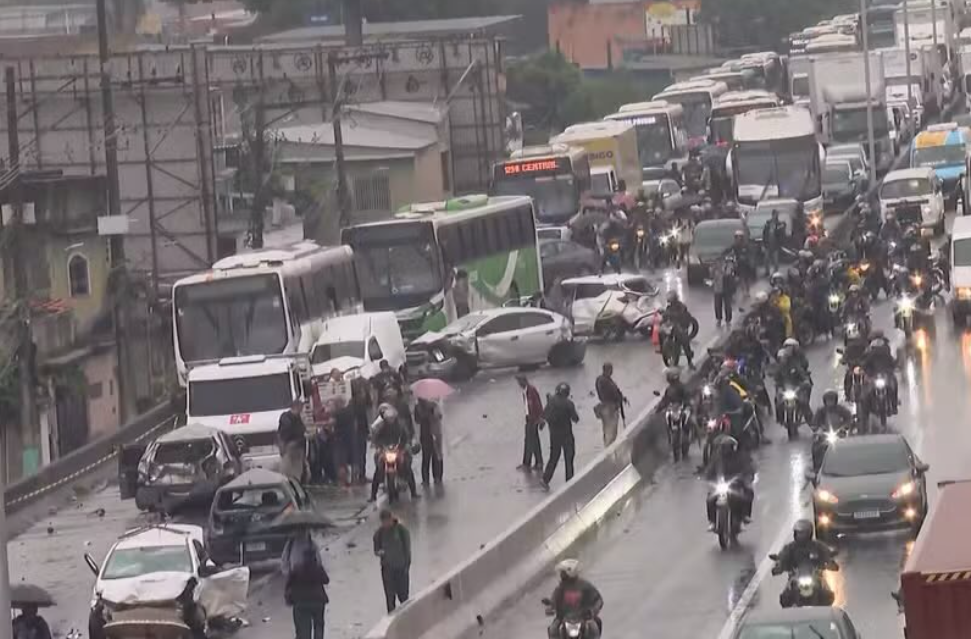 Motorista infarta e perde a vida ao volante na Dutra; engavetamento deixa 10 feridos