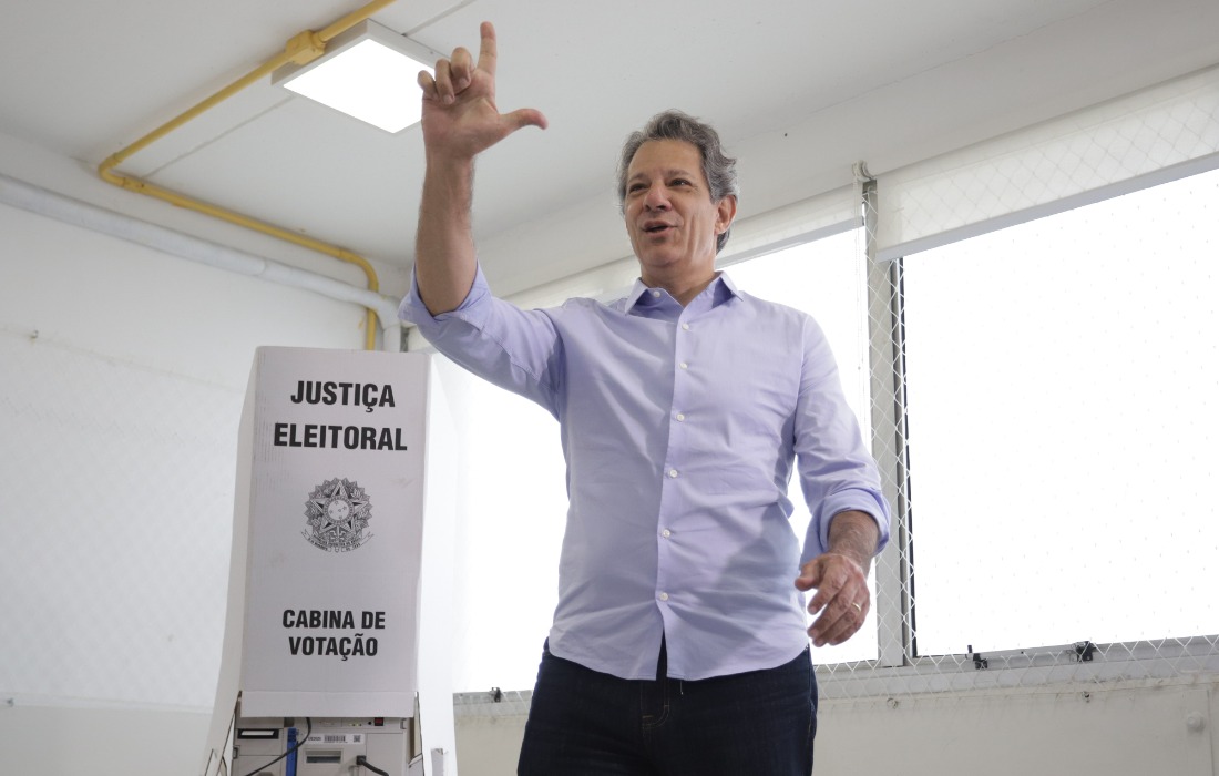 Haddad vota em SP e diz que Lula está convencido de reforma do Judiciário