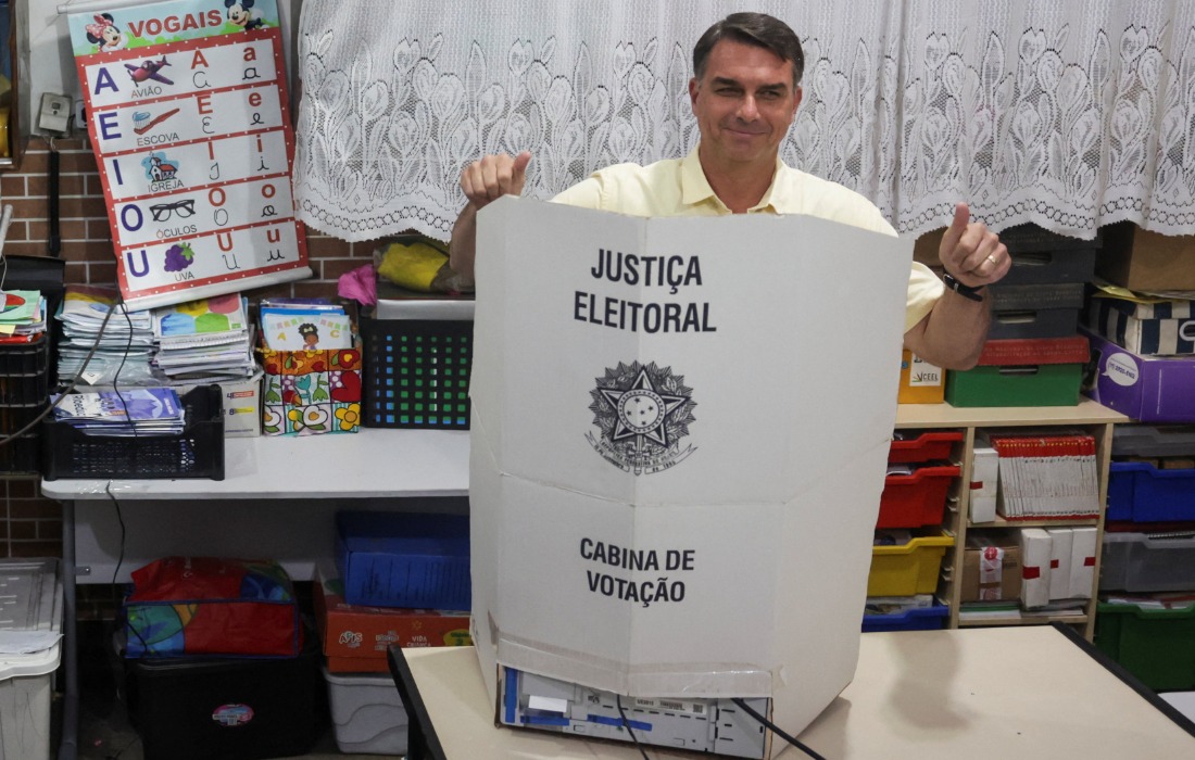 Flávio Bolsonaro vota no Rio e diz estar 'muito preparado' para governar
