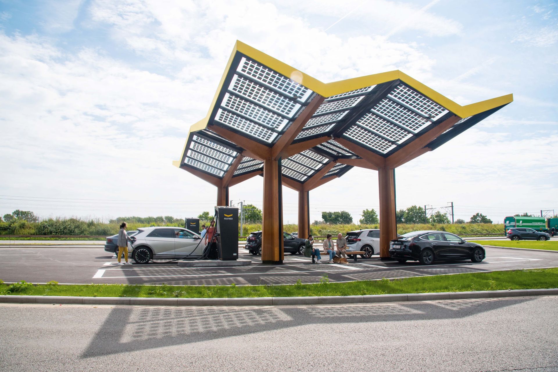 Estrutura de recarga para carro elétrico do Brasil: chegou a hora dos institucionais?
