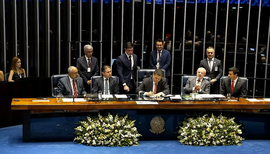 Em sessão com Lula, Congresso promulga fim da escala 6×1; veja quando começa a valer