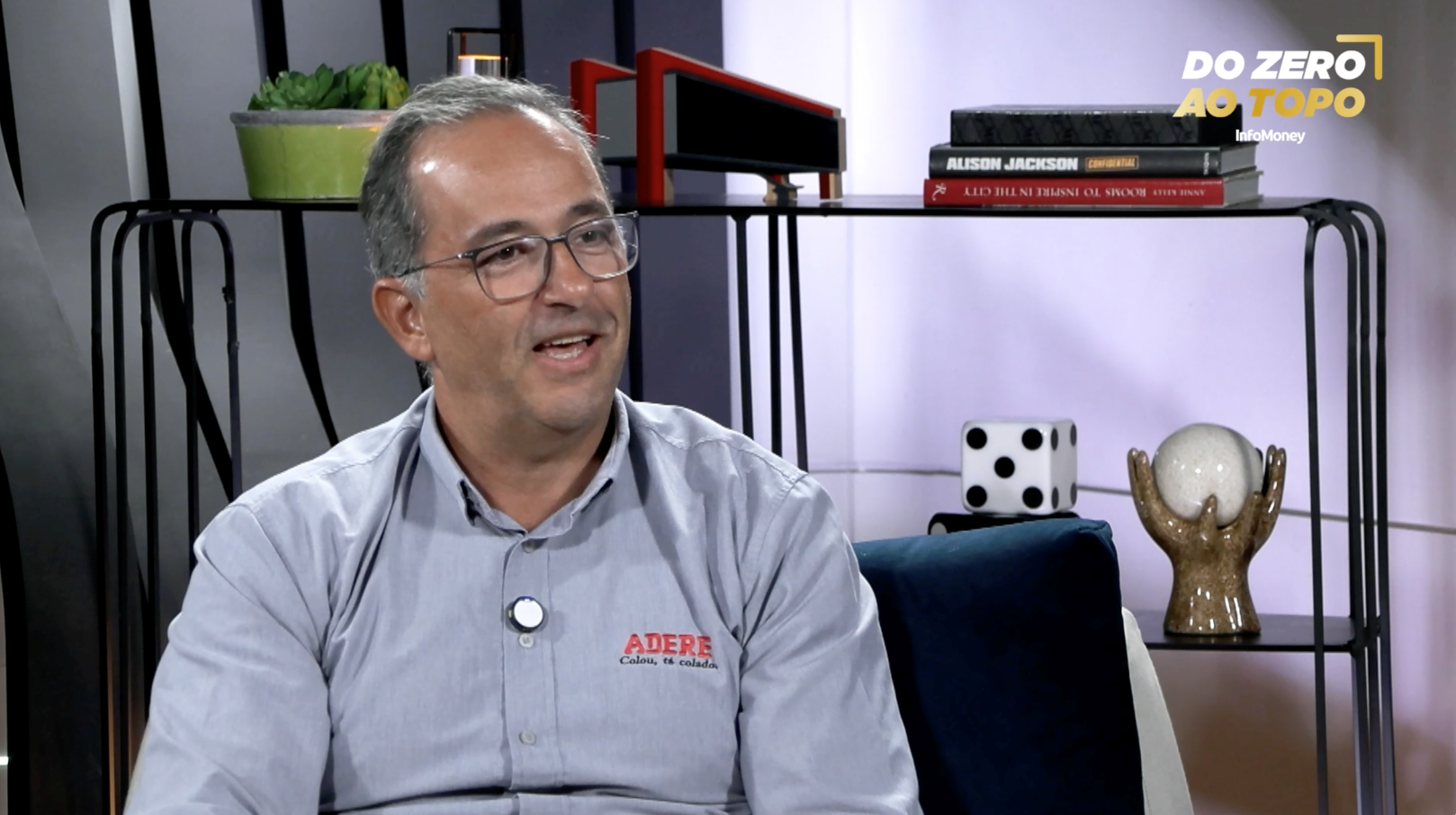 Adere quer dobrar receita com fita adesiva que vai do sapato ao arranha-céu