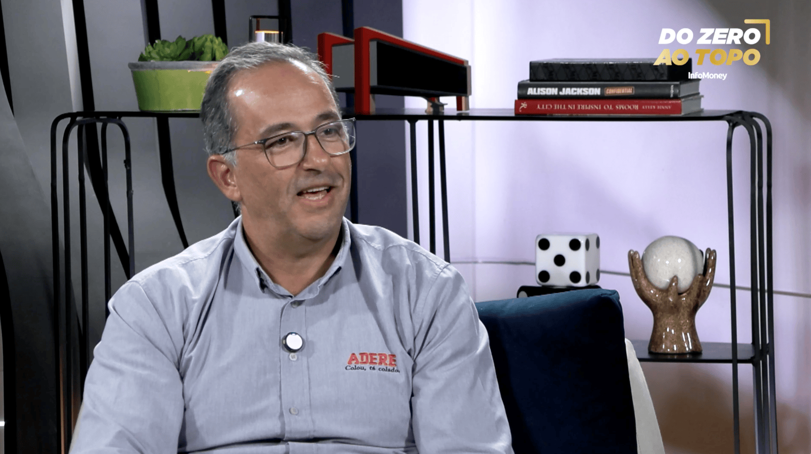 Adere quer dobrar receita com fita adesiva que vai do sapato ao arranha-céu
