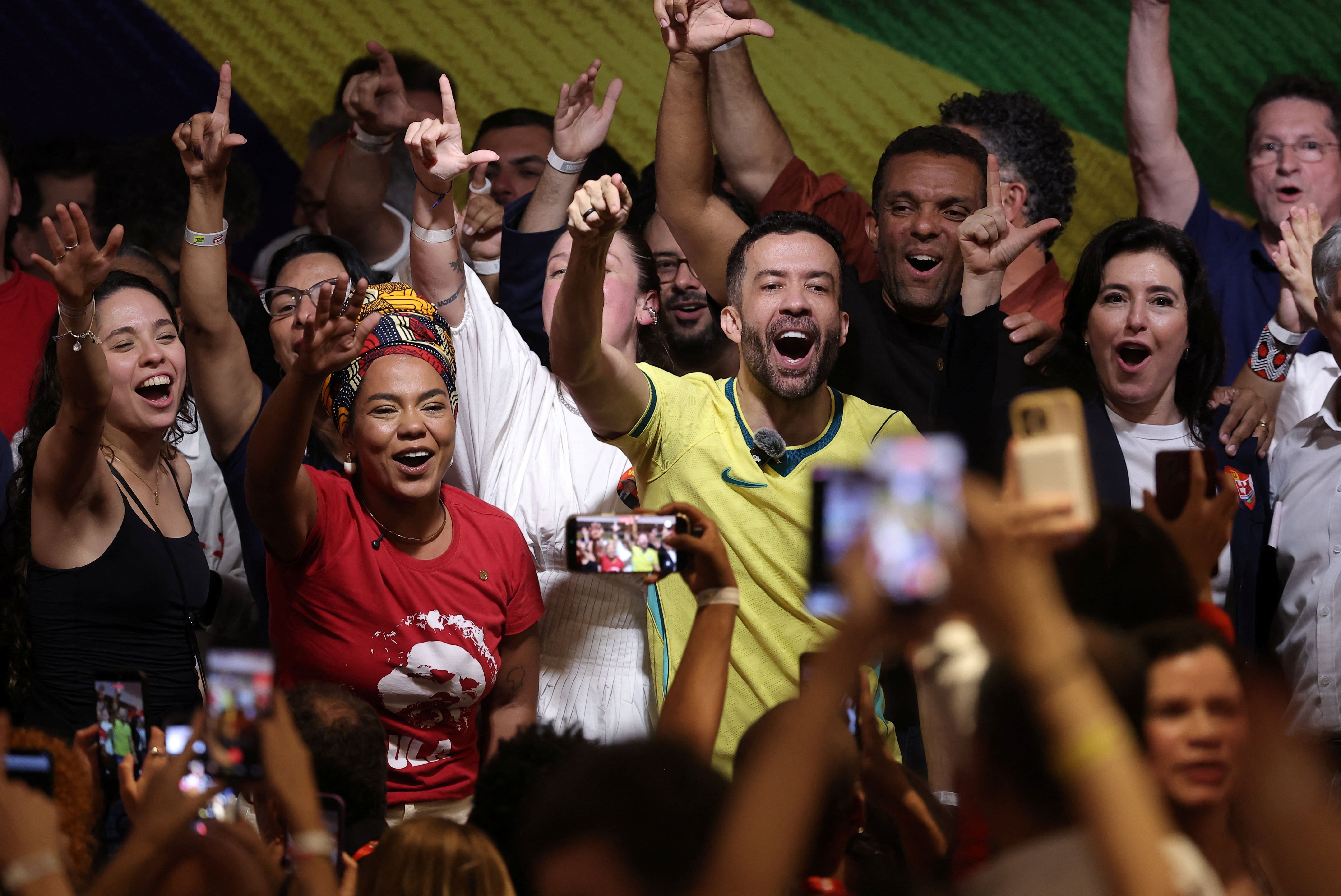 como apoiadores de Lula se mobilizaram em Salvador — Ônibus parados e caronas