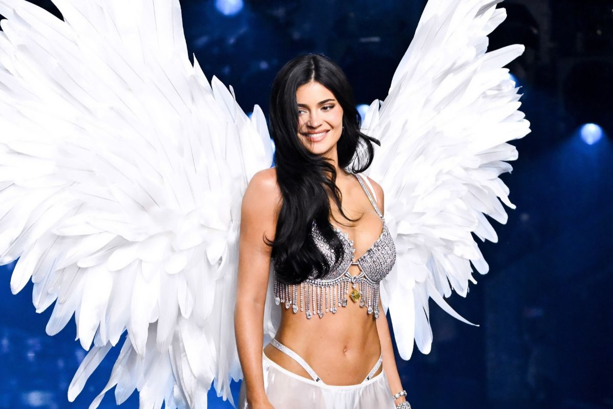 Fantasy Bra usado por Kylie Jenner vai à leilão; peça é avaliada em R$ 250 milhões