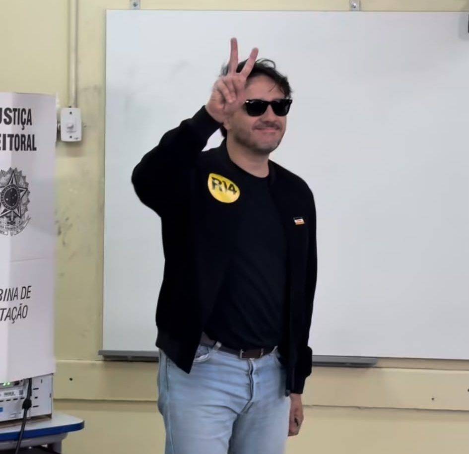 “Eleição mais estranha desde a redemocratização”, diz Renan Santos após votar